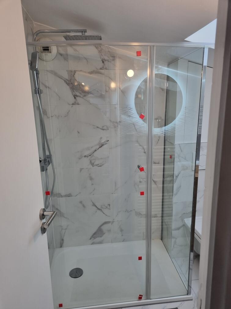 Salle de bain rénovée — douche à l'italienne effet marbre